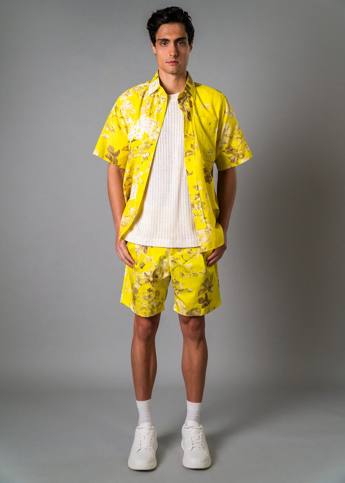 Men’s vacation short with bold tropical print – Resortwear fashion capturing the White Lotus effect